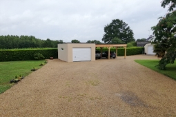 Garage en béton enduit avec Carport